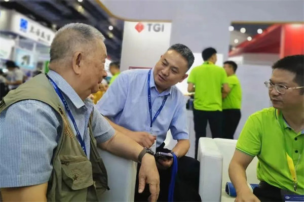 中國復合材料工業協會特邀顧問，中國SMC之父，黃家康到博皓展臺交流指導